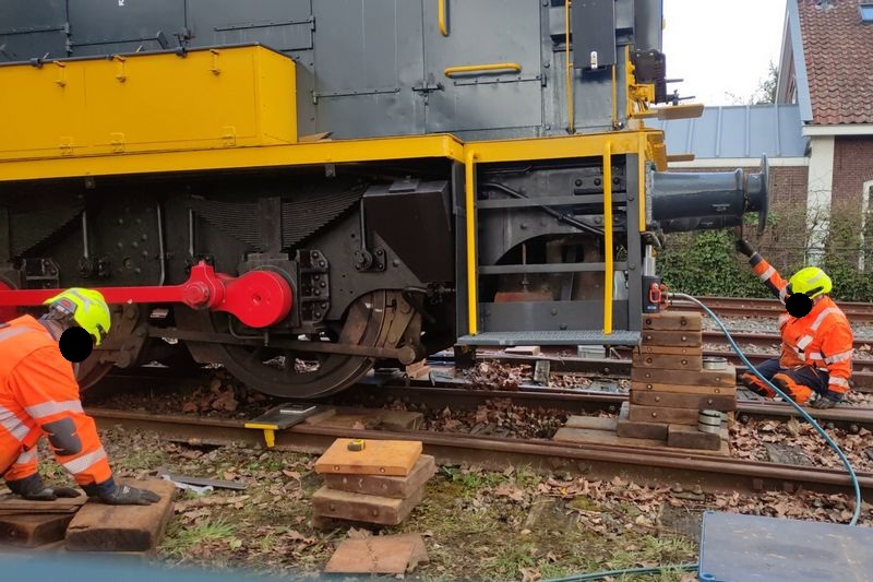 Museumlocomotief 605 van het Spoorwegmuseum herspoord door Incidentenbestrijders van ProRail